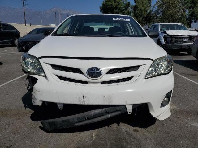 5YFBU4EE2DP180490 - 2013 TOYOTA COROLLA BASE أبيض صورة 5