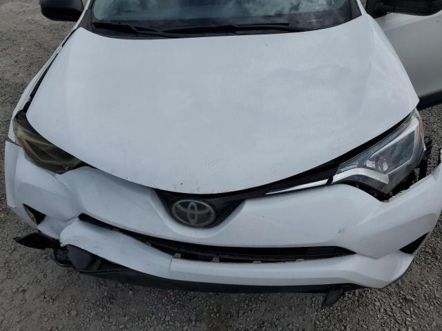 JTMZFREV8JJ749106 - 2018 TOYOTA RAV4 LE თეთრი ფოტო 12