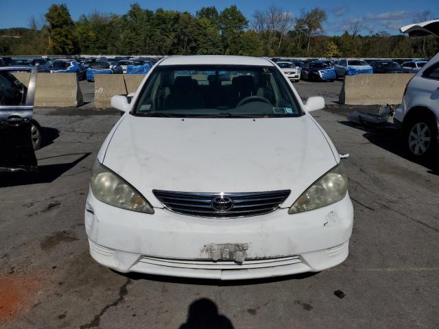 4T1BE32K95U591631 - 2005 TOYOTA CAMRY LE WHITE photo 5
