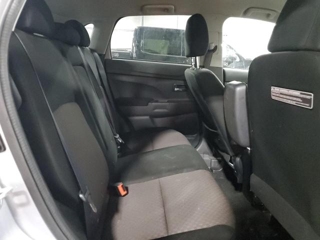 JA4AP3AU6HZ042659 - 2017 MITSUBISHI OUTLANDER ES SILVER photo 11