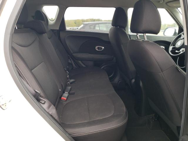 KNDJN2A2XJ7605461 - 2018 KIA SOUL Blanc photo 10