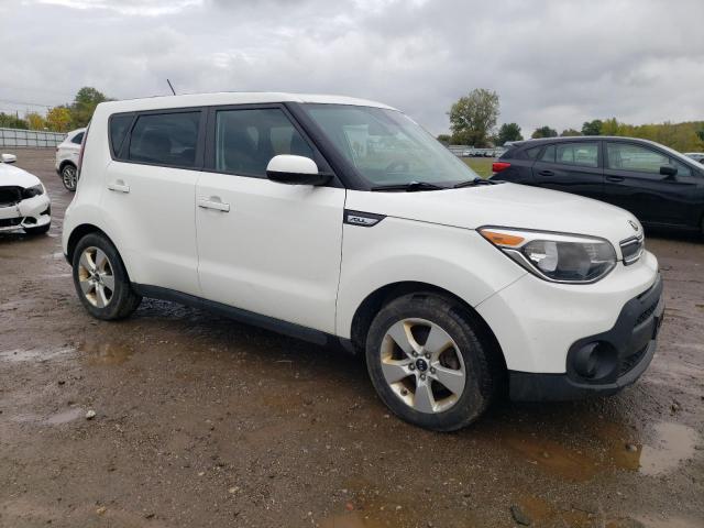 KNDJN2A2XJ7605461 - 2018 KIA SOUL Blanc photo 4