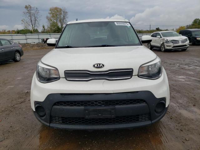 KNDJN2A2XJ7605461 - 2018 KIA SOUL Blanc photo 5