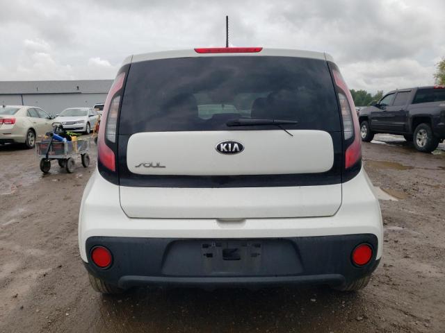 KNDJN2A2XJ7605461 - 2018 KIA SOUL Blanc photo 6