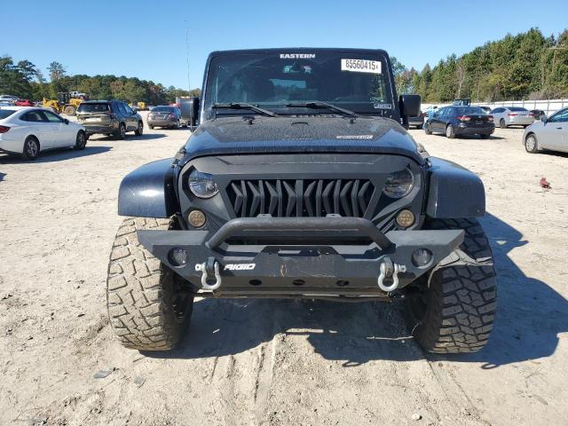 1C4BJWEG0GL103944 - 2016 JEEP WRANGLER U SAHARA Schwarz Foto 5