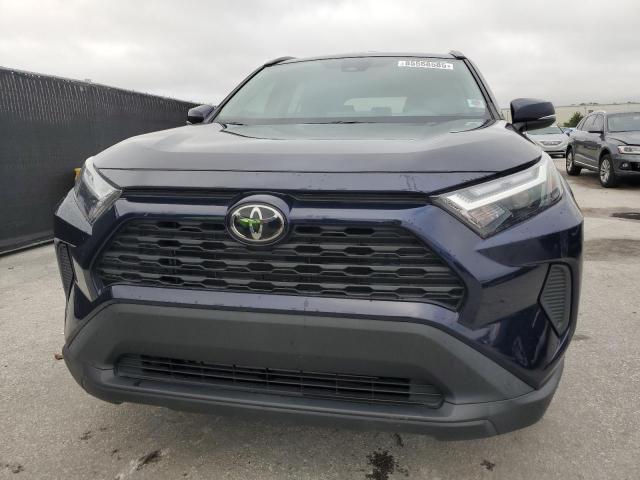 2T3W1RFVXPW283253 - 2023 TOYOTA RAV4 XLE Blau Foto 5