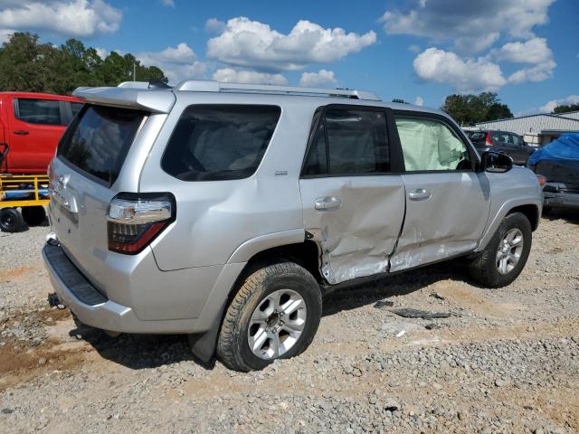 JTEZU5JR0J5191165 - 2018 TOYOTA 4RUNNER SR5 ვერცხლისფერი ფოტო 3