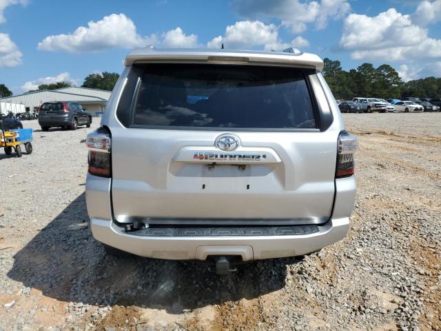 JTEZU5JR0J5191165 - 2018 TOYOTA 4RUNNER SR5 ვერცხლისფერი ფოტო 6