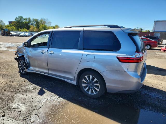 5TDDZ3DC4JS199890 - 2018 TOYOTA SIENNA XLE ვერცხლისფერი ფოტო 2