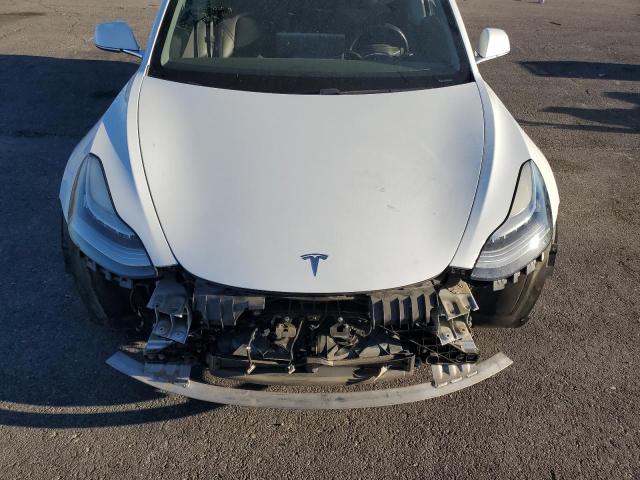5YJ3E1EA7JF057451 - 2018 TESLA MODEL 3 WHITE photo 11