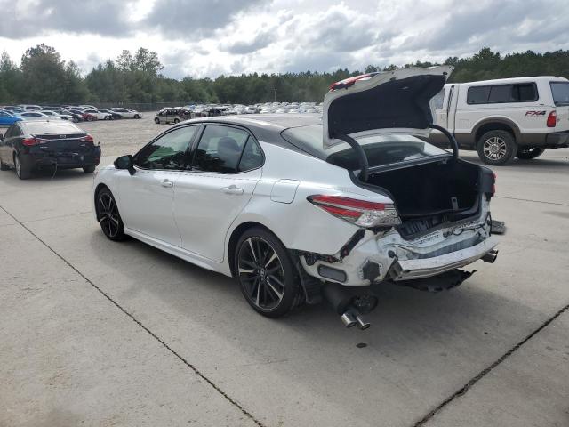 4T1B61HK7JU002921 - 2018 TOYOTA CAMRY XSE WHITE photo 2