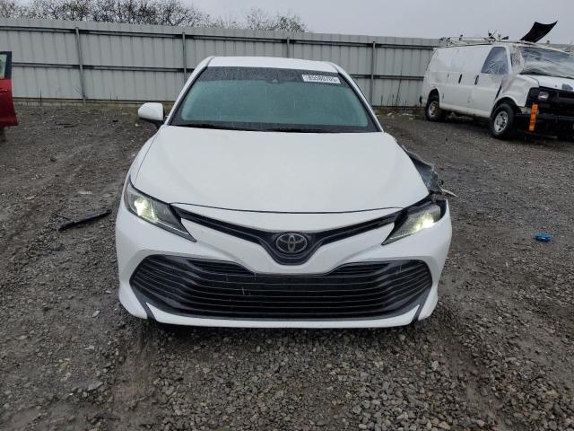4T1B11HKXJU152827 - 2018 TOYOTA CAMRY L WHITE photo 5