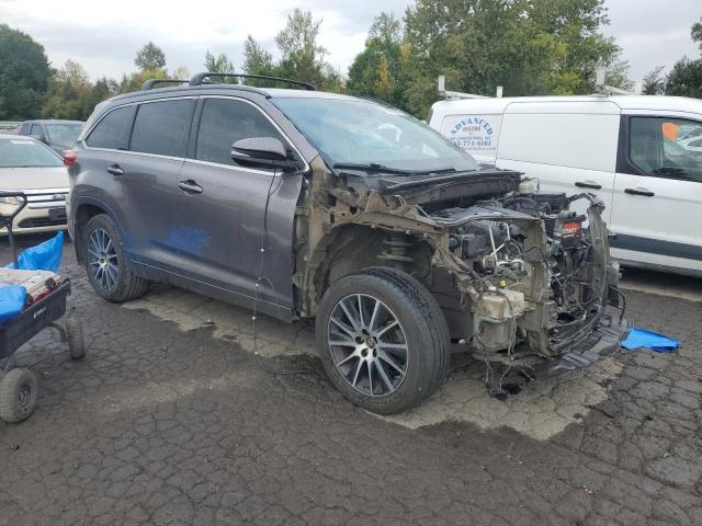 5TDJZRFH1JS819447 - 2018 TOYOTA HIGHLANDER SE 灰色 照片 4