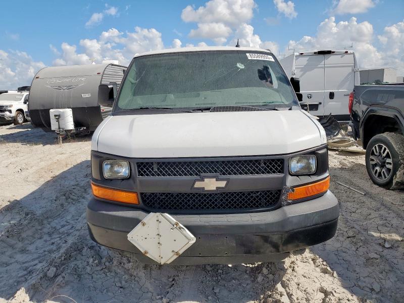 1GCWGFCF8F1154130 - 2015 CHEVROLET EXPRESS G2 WHITE photo 5