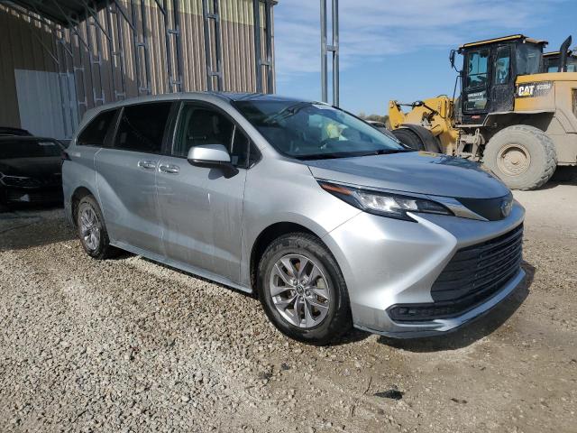 5TDKRKEC9NS121868 - 2022 TOYOTA SIENNA LE ვერცხლისფერი ფოტო 4