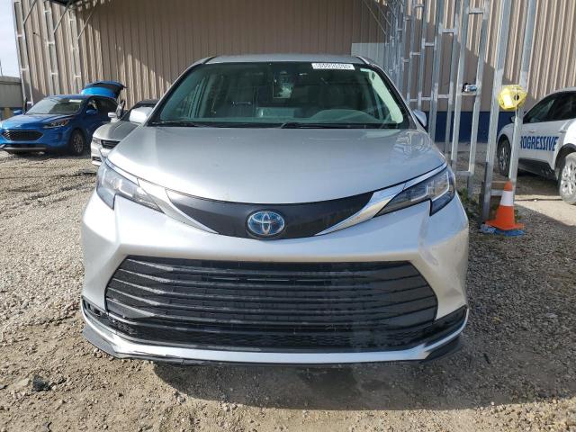 5TDKRKEC9NS121868 - 2022 TOYOTA SIENNA LE ვერცხლისფერი ფოტო 5