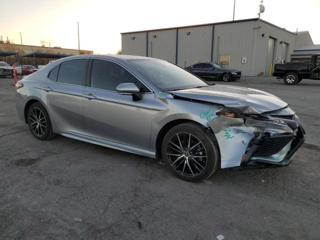 4T1G11AK5PU838377 - 2023 TOYOTA CAMRY SE NIGHT SHADE SILVER photo 4