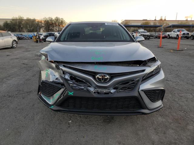 4T1G11AK5PU838377 - 2023 TOYOTA CAMRY SE NIGHT SHADE SILVER photo 5
