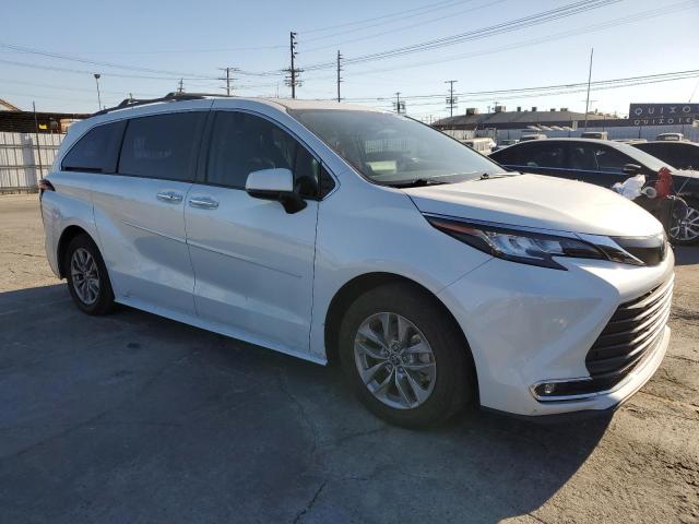 5TDYRKEC7NS094003 - 2022 TOYOTA SIENNA XLE 白色 照片 4