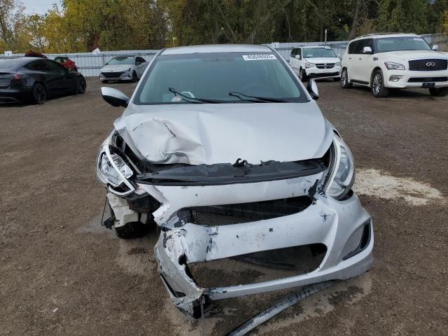 KMHCT5AEXFU220268 - 2015 HYUNDAI ACCENT GS Gümüş foto 5
