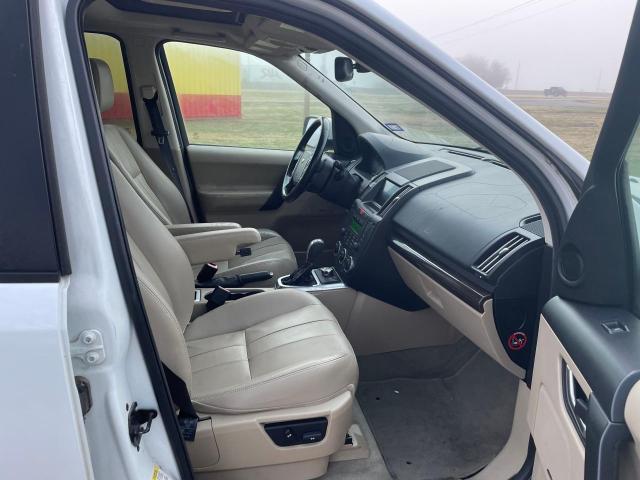 SALFR2BN6CH308647 - 2012 LAND ROVER LR2 HSE WHITE photo 5