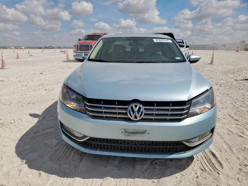 1VWCN7A35DC003624 - 2013 VOLKSWAGEN PASSAT SEL Silber Foto 5