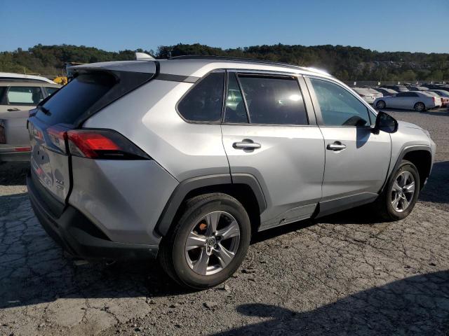 2T3P1RFV7PW373237 - 2023 TOYT RAV4 XLE Gümüş foto 3