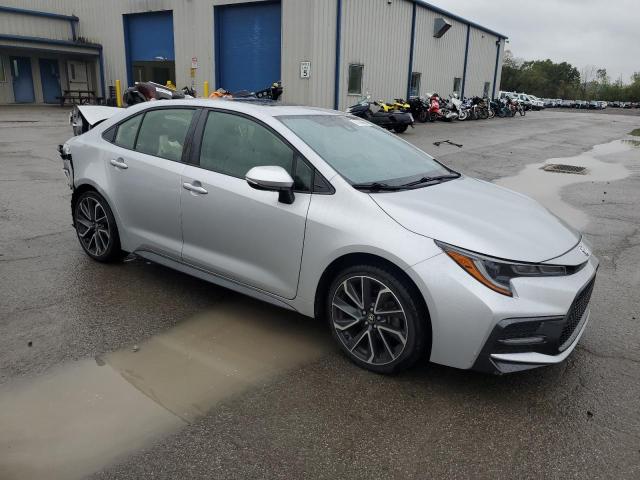 JTDP4MCE7NJ082022 - 2022 TOYOTA COROLLA SE SILVER photo 4