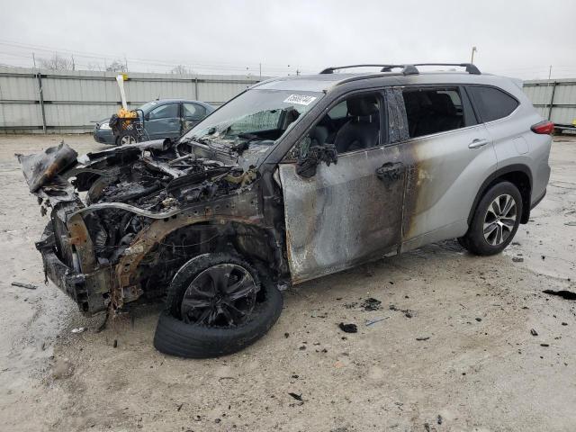 5TDGZRBH5NS561228 - 2022 TOYOTA HIGHLANDER XLE 银色 照片 1