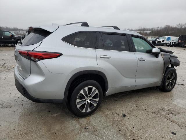 5TDGZRBH5NS561228 - 2022 TOYOTA HIGHLANDER XLE 银色 照片 3