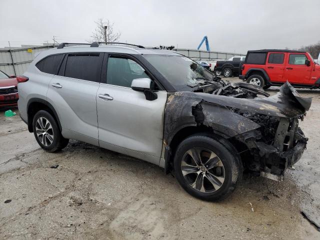 5TDGZRBH5NS561228 - 2022 TOYOTA HIGHLANDER XLE 银色 照片 4