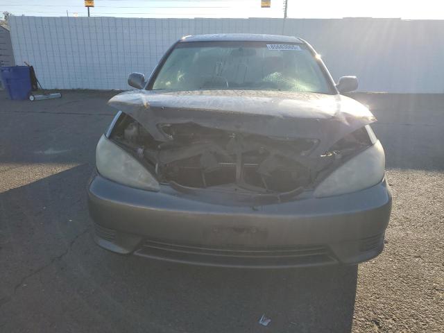 4T1BE32K15U976410 - 2005 TOYOTA CAMRY LE 灰色 照片 5