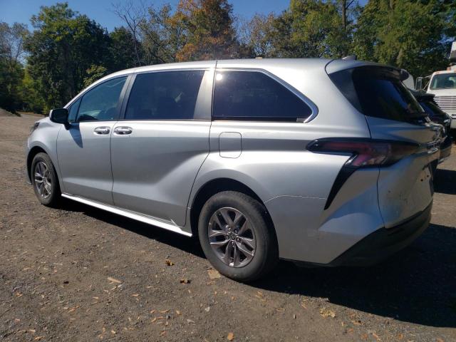 5TDKSKFC6PS095199 - 2023 TOYOTA SIENNA LE Gümüş foto 2