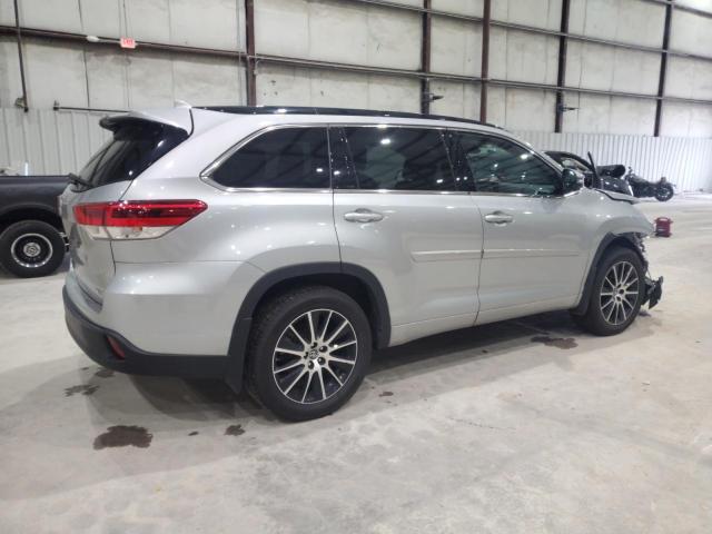 5TDJZRFH7JS899840 - 2018 TOYOTA HIGHLANDER SE ვერცხლისფერი ფოტო 3