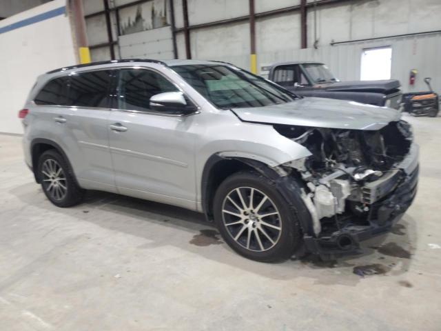 5TDJZRFH7JS899840 - 2018 TOYOTA HIGHLANDER SE ვერცხლისფერი ფოტო 4