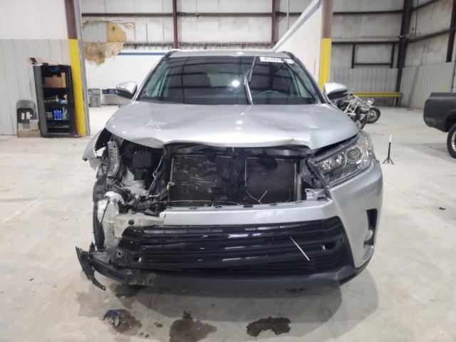 5TDJZRFH7JS899840 - 2018 TOYOTA HIGHLANDER SE ვერცხლისფერი ფოტო 5