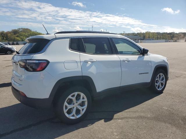 3C4NJDBN9RT118017 - 2024 JEEP COMPASS LATITUDE WHITE photo 3