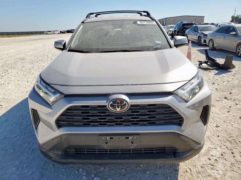 2T3W1RFVXPW270342 - 2023 TOYOTA RAV4 XLE ვერცხლისფერი ფოტო 5