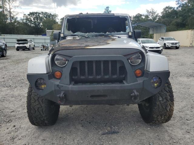 1J4BA5H10BL506715 - 2011 JEEP WRANGLER U SAHARA Argent photo 5