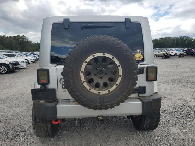 1J4BA5H10BL506715 - 2011 JEEP WRANGLER U SAHARA Argent photo 6