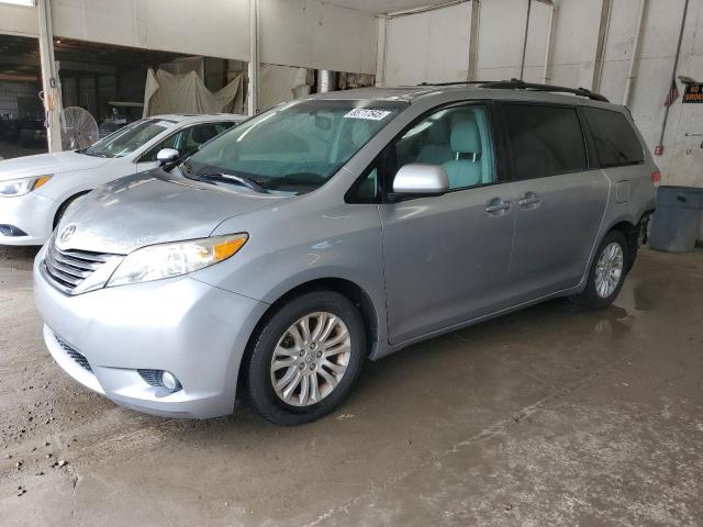 2013 TOYOTA SIENNA XLE, 