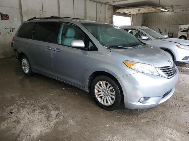 5TDYK3DCXDS402646 - 2013 TOYOTA SIENNA XLE 银色 照片 4