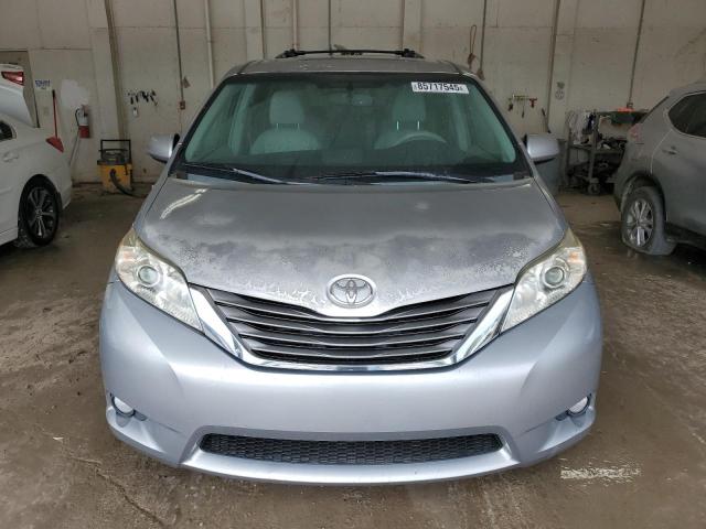5TDYK3DCXDS402646 - 2013 TOYOTA SIENNA XLE 银色 照片 5