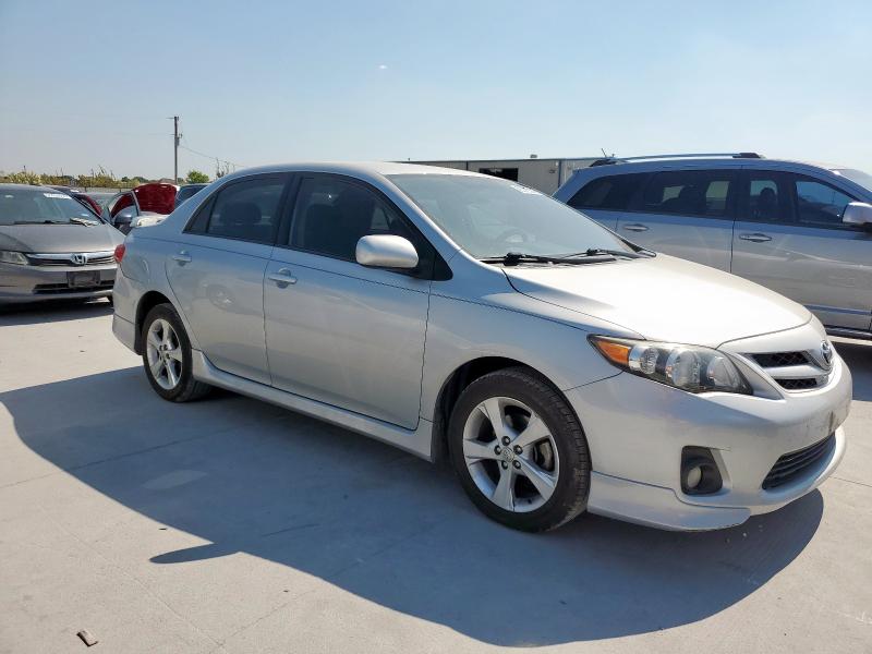 5YFBU4EEXDP130632 - 2013 TOYOTA COROLLA BASE Srebrny zdjęcie 4