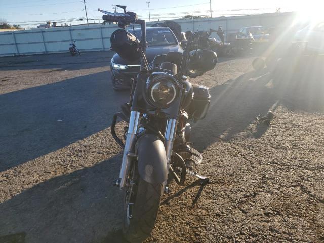 1HD1FBC16HB666412 - 2017 HARLEY-DAVIDSON FLHR ROAD KING BLACK photo 2