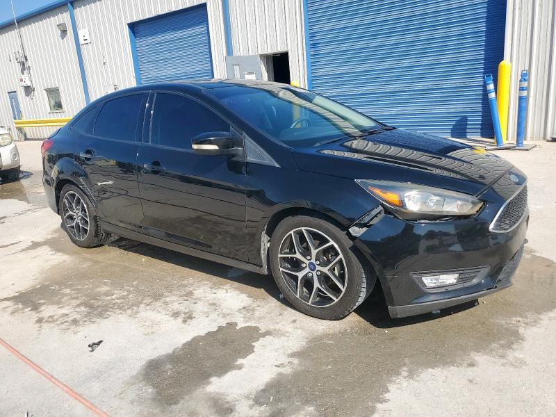 1FADP3H27JL302282 - 2018 FORD FOCUS SEL BLACK photo 4