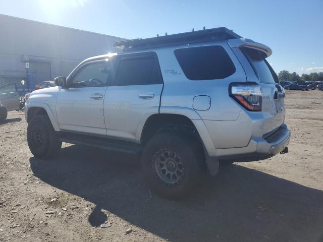 JTEBU5JR2K5667581 - 2019 TOYOTA 4RUNNER SR5/SR5 PREMIUM Grau Foto 2