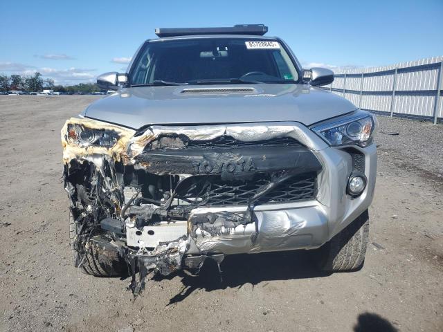 JTEBU5JR2K5667581 - 2019 TOYOTA 4RUNNER SR5/SR5 PREMIUM Grau Foto 5