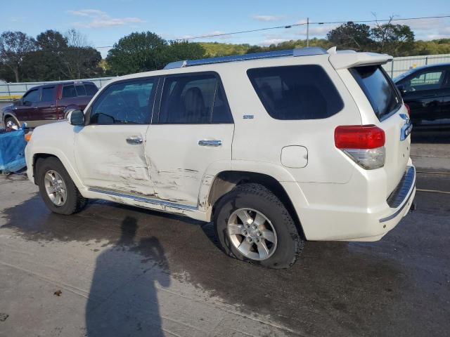 JTEZU5JR4B5018542 - 2011 TOYOTA 4RUNNER SR5 WHITE photo 2