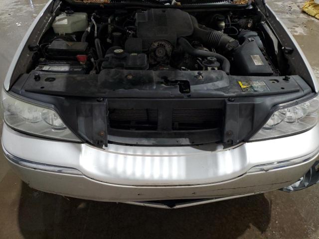 1LNHM81W24Y665543 - 2004 LINCOLN TOWN CAR EXECUTIVE Silber Foto 11